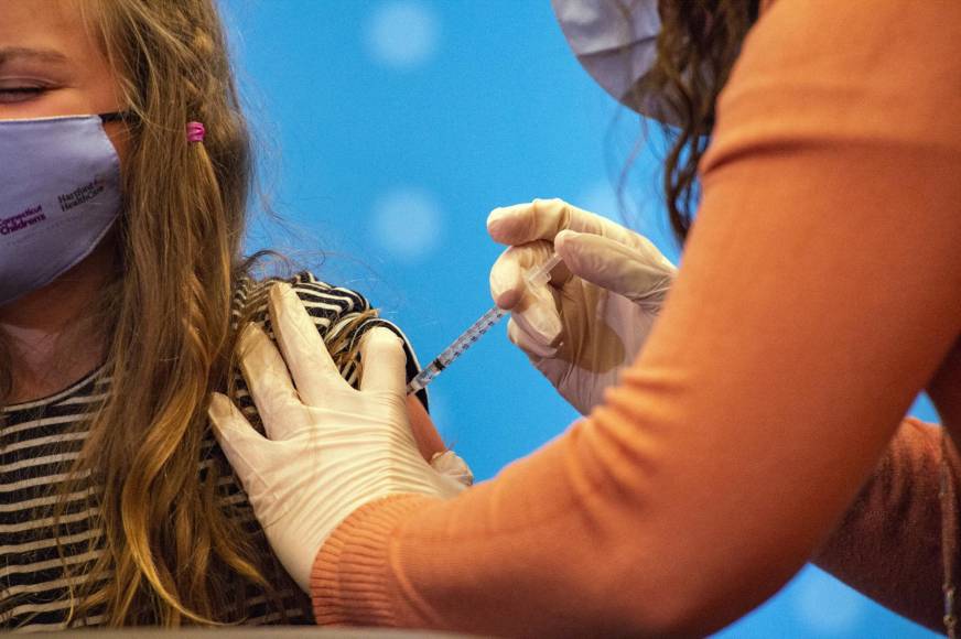 Llanto, ansiedad y temor: EEUU inicia vacunación de niños de entre 5 y 11 años