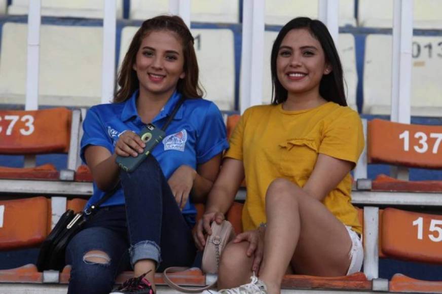 Estas hermosa chicas en las gradas del estadio Nacional durante el juego Olimpia-Vida.