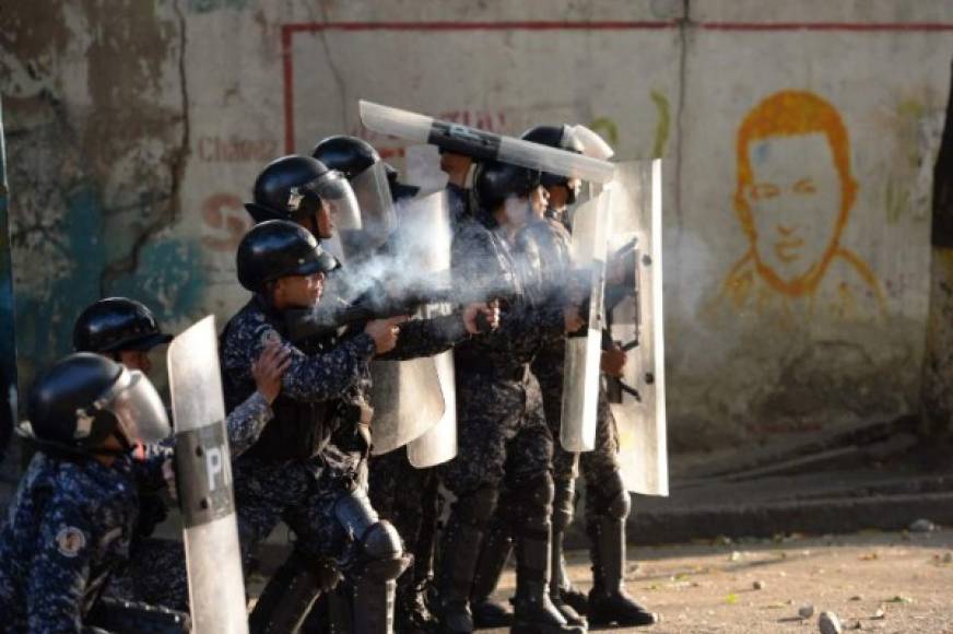 La tensión impera en Venezuela tras registrarse violentas protestas en Caracas luego del alzamiento el lunes de 27 militares que robaron armas y se atrincheraron en un destacamento antes de ser detenidos.