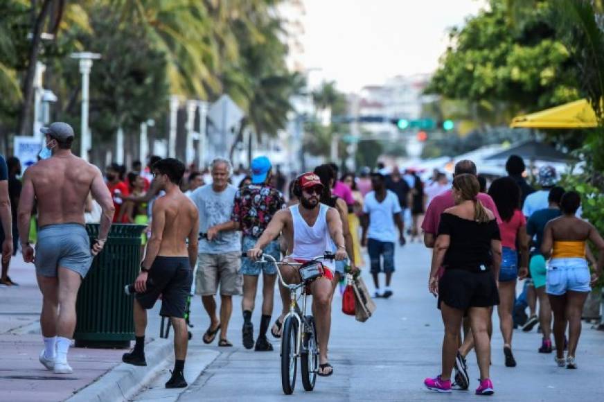 Pese al evidente repunte de los contagios, especialmente en Miami-Dade, el republicano DeSantis mantiene que es necesario seguir adelante con la reapertura y considera que hacer obligatorio el uso de mascarillas en lugares públicos a nivel estatal no serviría para detener el contagio.