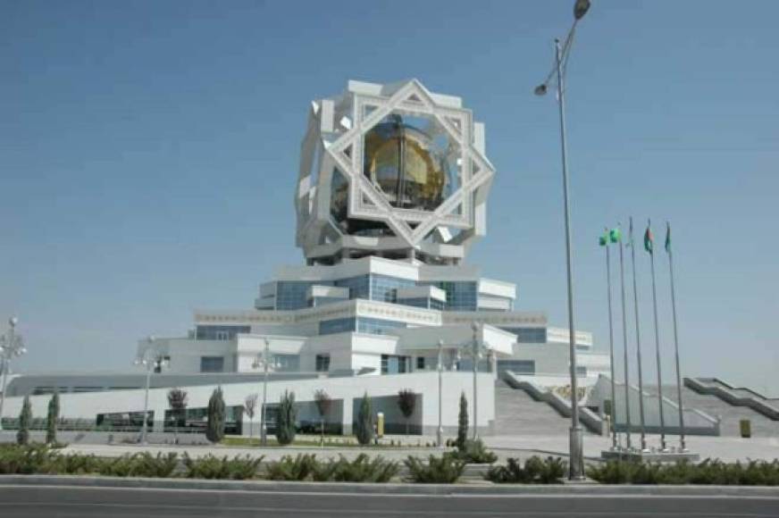 Bagi Kösgi o 'Palacio de la Felicidad' en Ashgabad, edificio civil donde se celebran muchos matrimonios en Turkmenistán.
