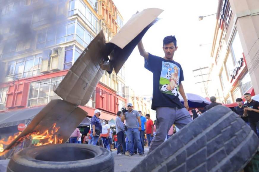 Los manifestantes argumentaron que autoridades municipales han desplegado operaciones en la ciudad para desalojarlos, pero sin darles una respuesta sobre un sitio de reubicación.