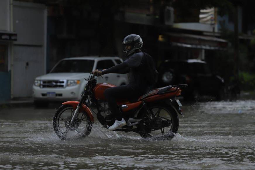 En algunas regiones se espera acumulados de lluvia de hasta 30 milímetros, indicó el ente de contingencias, en otras zonas, los acumulados podrían ser mayores. 