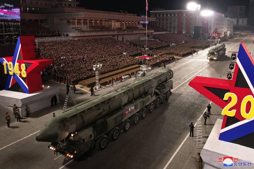 Fotos publicadas por los medios norcoreanos mostraron que en el acto desfilaron hasta 11 unidades del mencionado del Hwasong-17, el ICBM con mayor alcance potencial del arsenal norcoreano, una cifra récord puesto que hasta ahora el régimen solo había mostrado cuatro unidades de manera simultánea en sus desfiles.