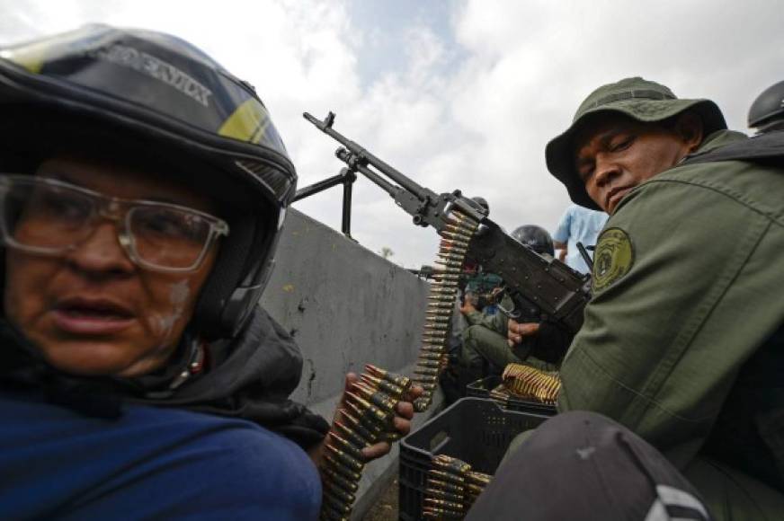 Usuarios en redes sociales denunciaron que las fuerzas de seguridad del régimen dispararon contra civiles que salieron a las calles a apoyar a Guaidó.