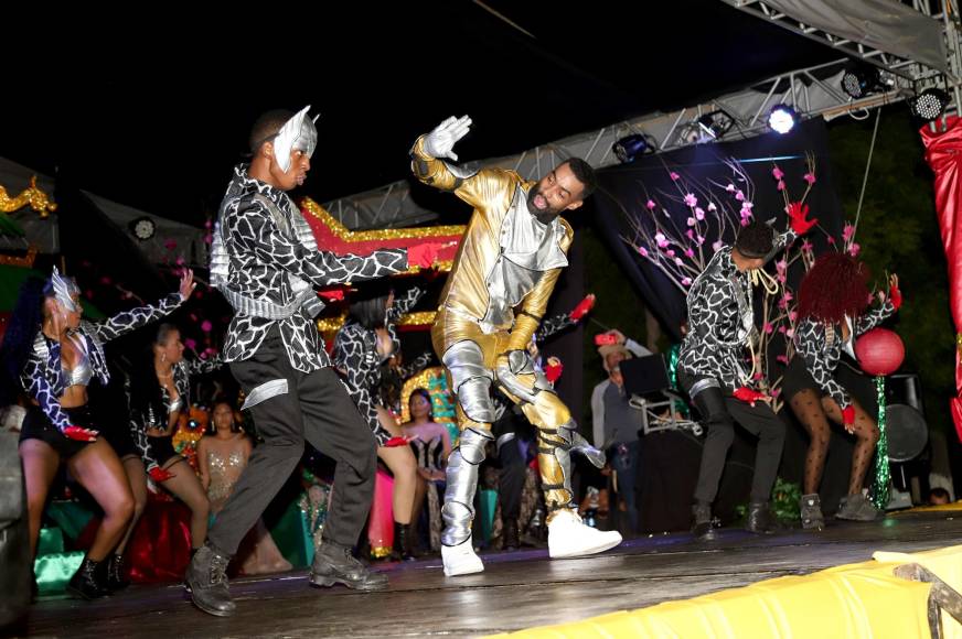 Bayron Flores presentó una coreografía con música de Michael Jackson que entretuvo a los asistentes.