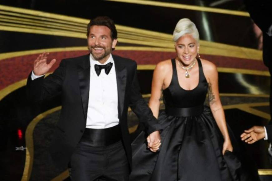 La presentación de Bradley Cooper y Lady Gaga durante los Óscar 2019 fue una de las más esperadas, pero mas que para disfrutar del talento de las estrellas los curiosos deseaban examinar a detalle la interacción de estos dos ahora que la cantante anunció su ruptura con Christian Carino, tras solo unos meses después de haber anunciado que estaban comprometidos en matrimonio.<br/>