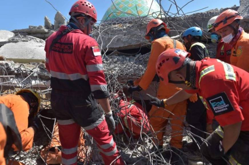 Los socorristas proseguían las operaciones el jueves con excavadoras tras haber localizado al menos otro cuerpo bajo los escombros.