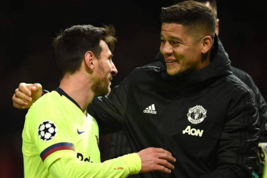 Messi se saludó con el defensa argentino del Manchester United, Marcos Rojo, quien fue suplente. Foto AFP