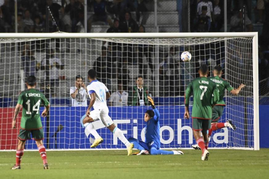 ’Choco’ Lozano definió con grandeza, como un crack ante Luis Malagón para abrir el marcador de la Selección de Honduras 1-0 ante México.