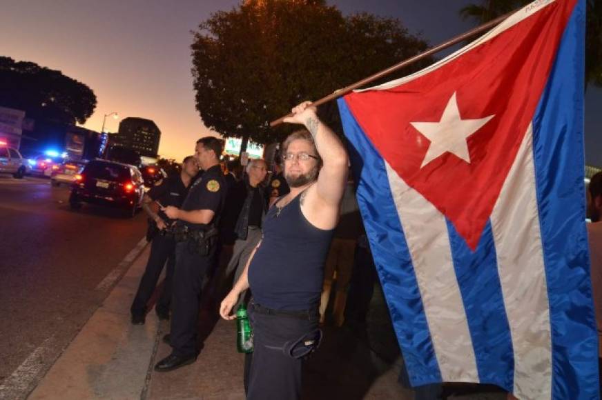 Los cubanos exiliados en Miami se unieron a la celebración.