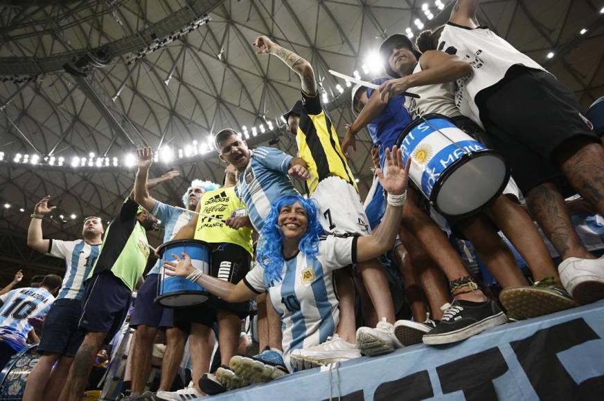 Una verdadera fiesta futbolera armaron los aficionados argentinos en el Estadio Lusail.