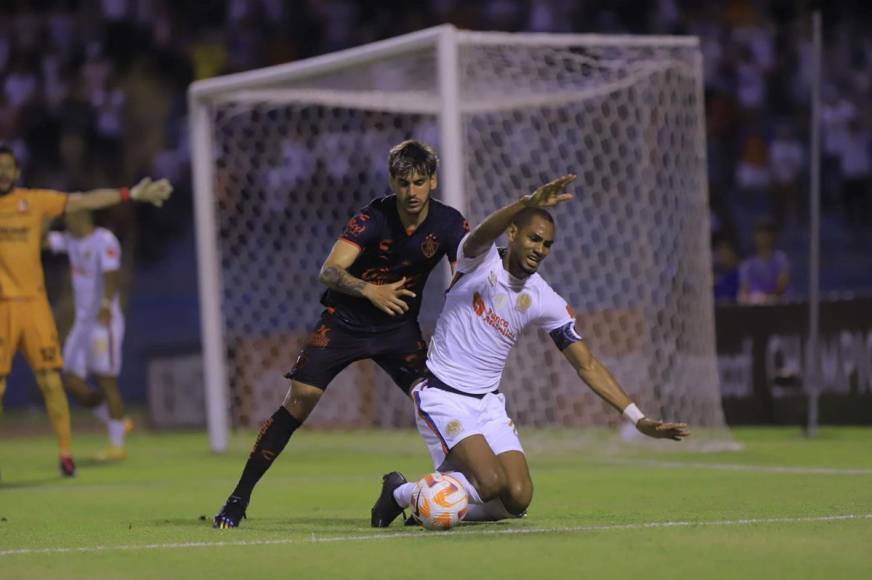 Jerry Bengtson recibió un pisotón en el área del Atlas por parte del defensa mexicano Jesús Gómez.