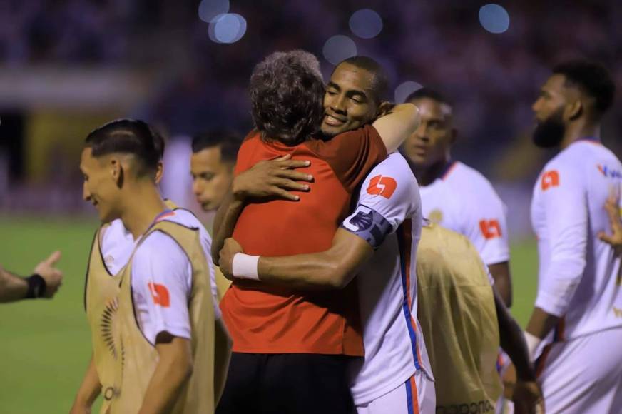 Jerry Bengtson celebró con sus compañeros y el cuerpo técnico.