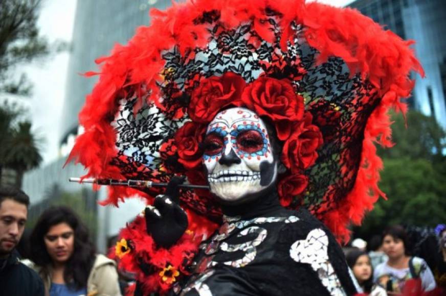 Cientos de personas, hombres, mujeres y niños participaron en el colorido desfile de Catrinas que antecede a la celebración del Día de los Muertos y que se celebra tradicionalmente en la Ciudad de México.