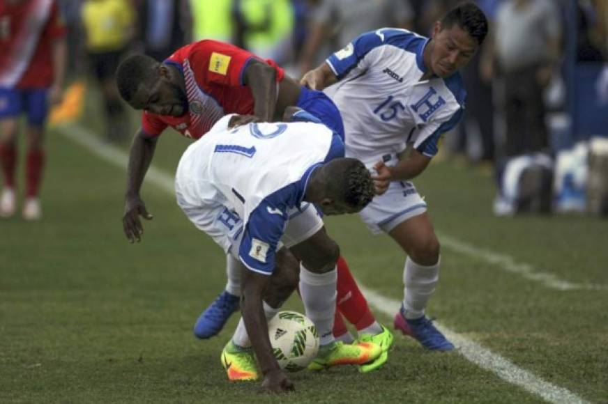 La Selección Nacional de Honduras ha complicado su panorama y las opciones de poder lograr la clasificación al Mundial de Rusia 2018 se han complicado tras el empate 1-1 de este día ante Costa Rica y la derrota del pasado viernes de 6-0 frente a Estados Unidos.