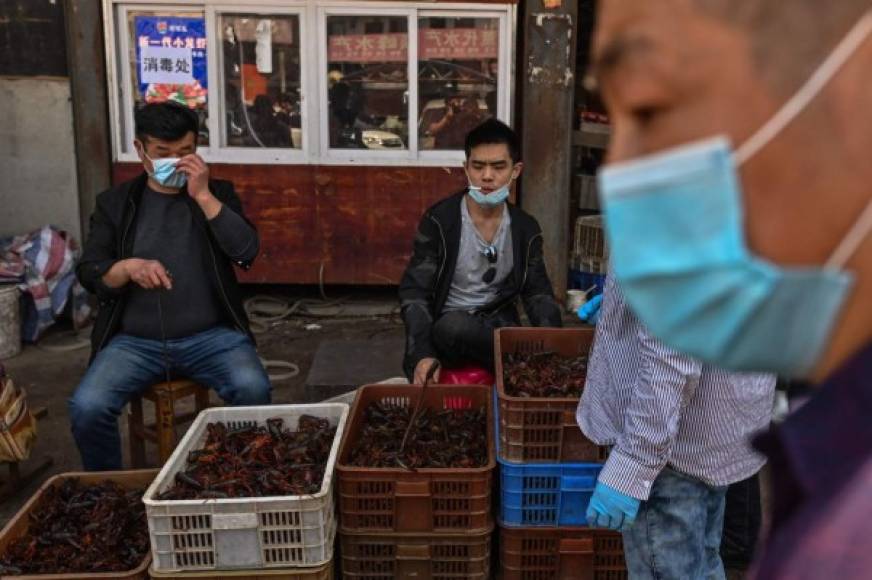 Científicos chinos han dicho que el virus probablemente saltó de un animal a humanos en un mercado que vendía vida silvestre en Wuhan. AFP