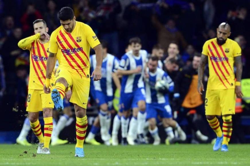 La frustración de Luis Suárez, Arturo Vidal y Jordi Alba tras el gol del empate del Espanyol.