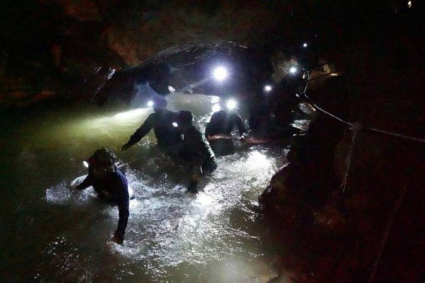 La cueva tiene subidas y bajadas muy pronunciadas, túneles retorcidos que conectan cámaras inundadas, mucha agua y ninguna luz.