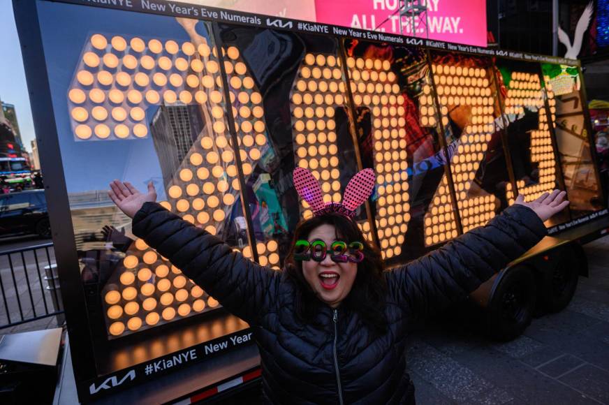 Decenas de turistas de Francia, Grecia, Argentina, México y EE.UU., entre muchos otros países, hicieron este miércoles cola en la icónica plaza de Times Square de Nueva York sin importarles el intenso frío invernal para expresar lo que quieren dejar atrás cuando digan adiós a 2022.