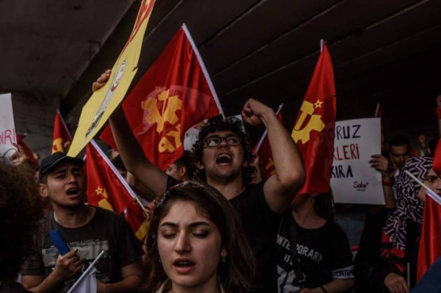 Manifestantes gritan consignas durante una marcha en Estambul, Turquía.