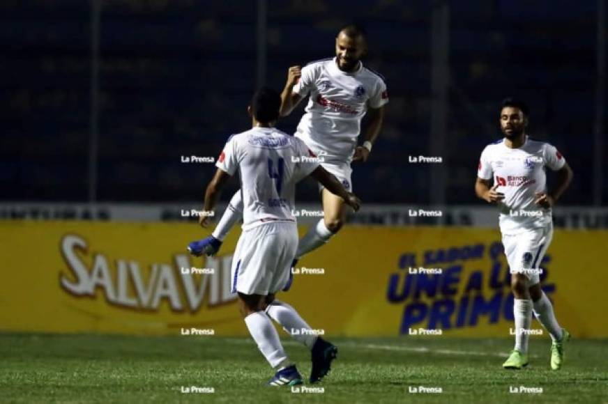 El festejo de Jorge Álvarez tras anotar el cuarto gol del Olimpia contra el Juticalpa.