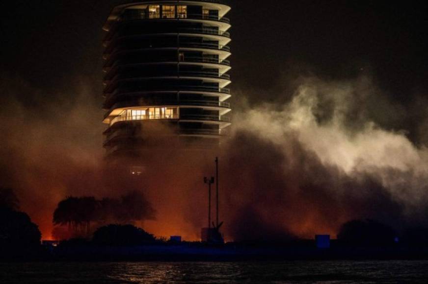 Una gran nube de polvo lo cubrió todo en segundos, según se puede ver en los vídeos tomados desde embarcaciones situadas en aguas cercanas de la playa.