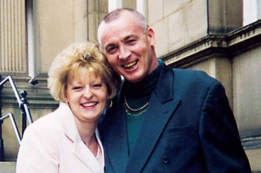 Pero la rabia o los celos también provocan muertes. Colin Scully, de 53 años, de Bridlington, en East Yorkshire, estaba con su esposa, Tracey, cuando ella gritó el nombre de otro hombre. Enfurecido, Collin se arrodilló sobre el pecho de su esposa, y la estranguló. <br/><br/>Collin fue condenado a cadena perpetua por la muerte de su esposa.