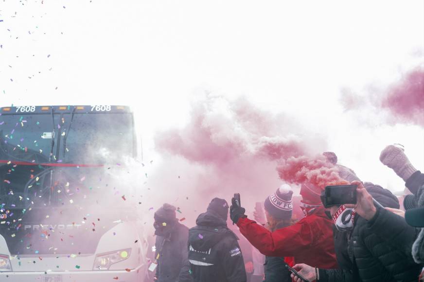 A su llegada al estadio, la selección de Canadá fue recibida por sus fans de una manera impresionante.