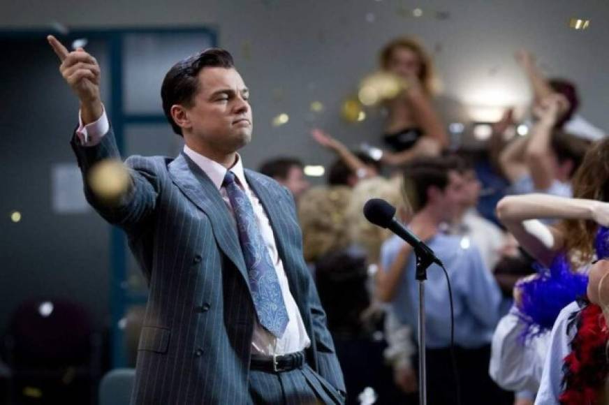 El lobo de Wall Street<br/><br/>Película basada en hechos reales del corredor de bolsa neoyorquino Jordan Belfort (Leonardo DiCaprio). A mediados de los años 80, Belfort era un joven honrado que perseguía el sueño americano, pero pronto en la agencia de valores aprendió que lo más importante no era hacer ganar a sus clientes, sino ser ambicioso y ganar una buena comisión. Su enorme éxito y fortuna le valió el mote de “El lobo de Wall Street”. Dinero. Poder. Mujeres. Drogas. Las tentaciones abundaban y el temor a la ley era irrelevante. Jordan y su manada de lobos consideraban que la discreción era una cualidad anticuada; nunca se conformaban con lo que tenían.