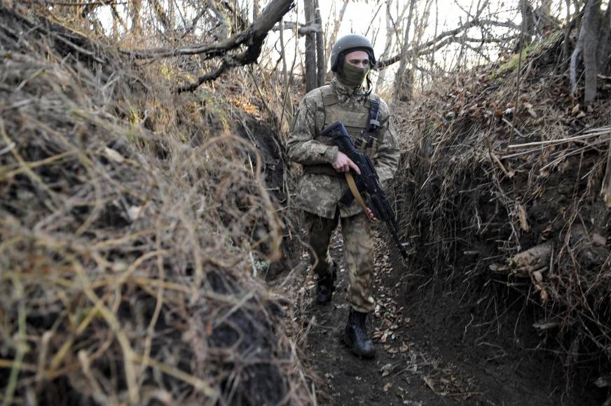 Tropas rusas y ucranianas se despliegan en la frontera ante temores de invasión a Kiev