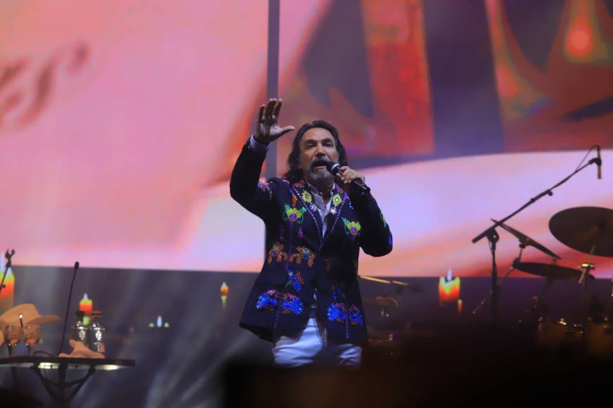 Marco Antonio, también conocido como “El Buki”, interpretó algunos de sus nuevos temas musicales, así como también grandes éxitos de los años 90 y 2000. (Fotos de Melvin Cubas)