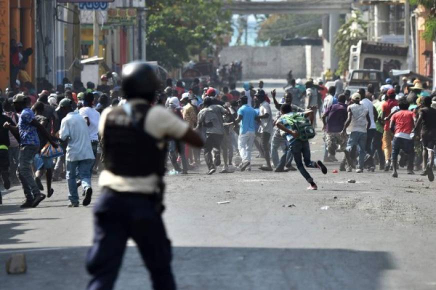 Detonante:<br/><br/><br/>A finales de noviembre de 2018, un informe del Tribunal Superior de Cuentas confirmó que más de dos mil millones de dólares destinados al área social, fueron malversados por unos 15 exfuncionarios gubernamentales de Haití.<br/><br/>Además, los manifestantes exigen la disminución del costo del nivel de vida. 'Los haitianos viven en el día a día.