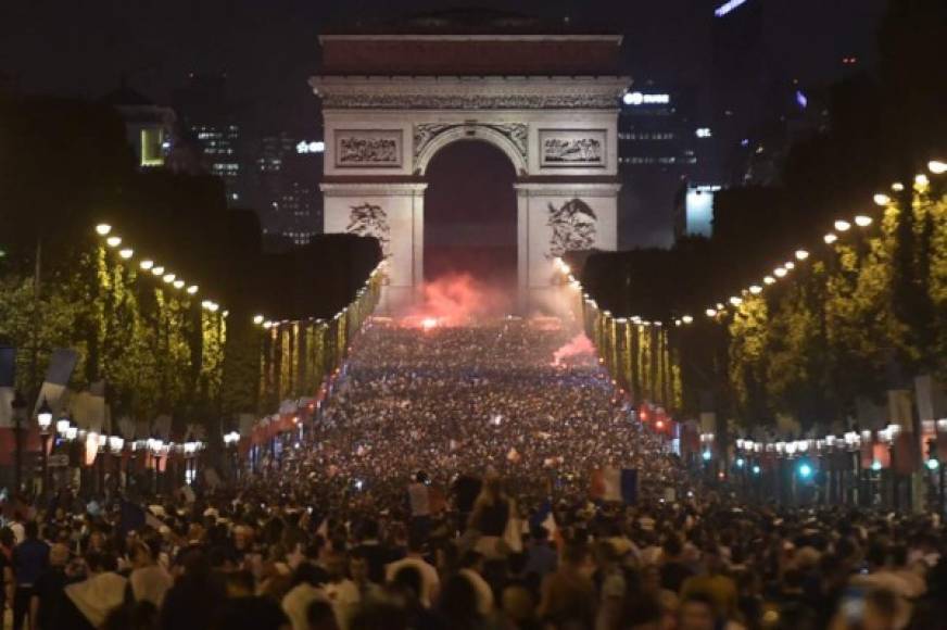 Miles de franceses celebraron este martes en el Arco del Triunfo en los Campos Elíseos en París, la victoria de su selección sobre Bélgica por 1-0 en las semifinales del Mundial Rusia 2018.