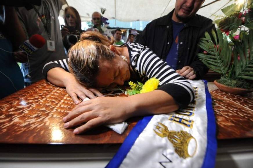 La madre de Miss Honduras Mundo María José Alvarado (19) Teresa Muñoz llora sobre el ataúd de su hija en Santa Bárbara. AFP