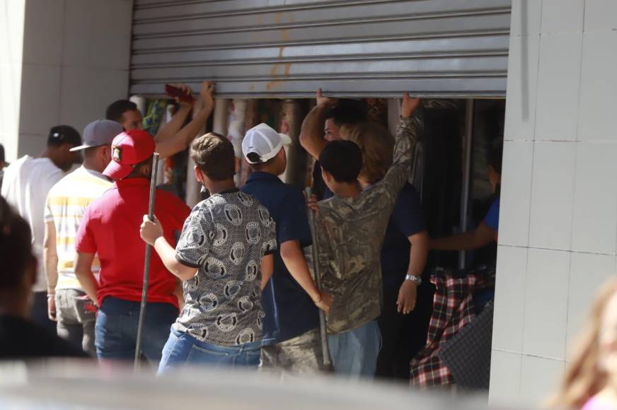 Las sendas protestas iniciadas este martes en el centro de San Pedro Sula han obligado a comerciantes a cerrar sus establecimientos para evitar enfrentamientos y saqueos.