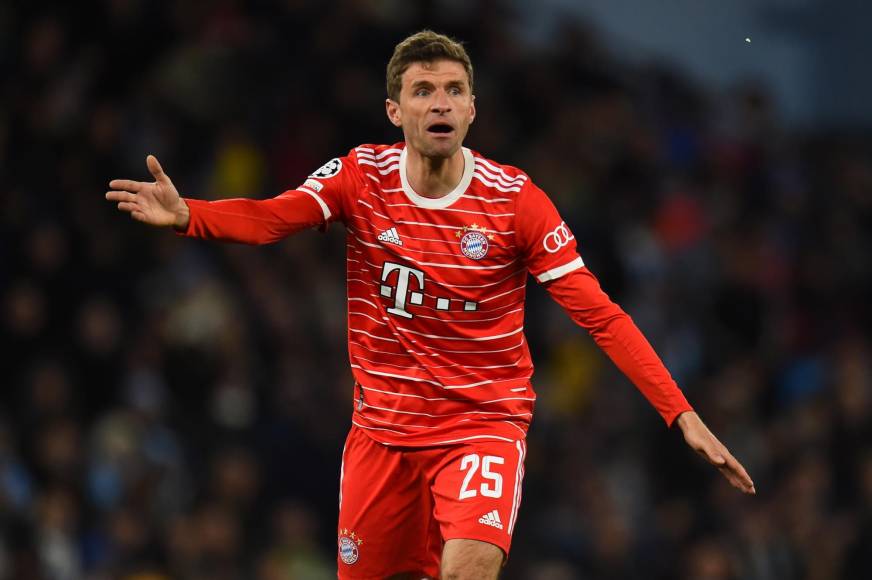 Thomas Müller fue otro de los jugadores del Bayern Múnich que evidenció su molestia y le reclamó a su compañero Upamecano.