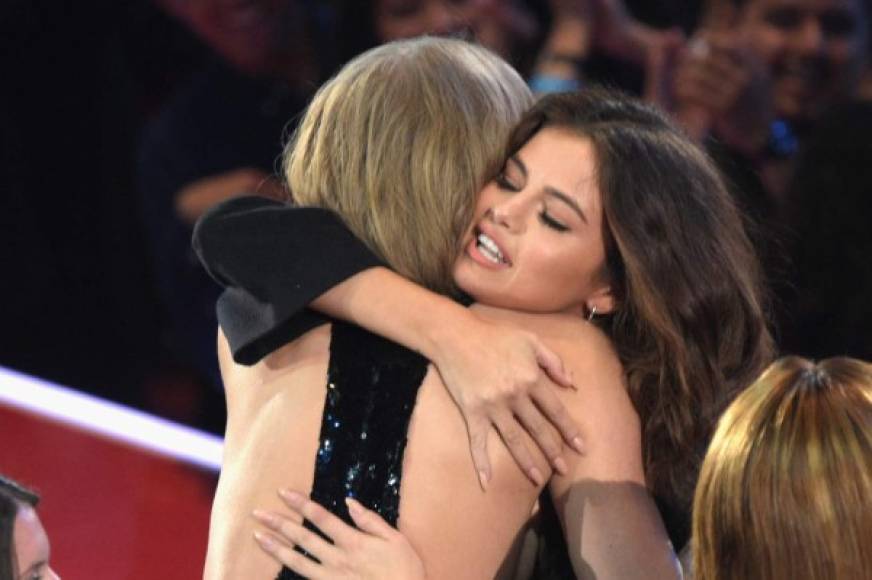Selena Gómez abrazó a su amiga Taylor Swift cuando ganó el premio a la artista femenina en los iHeartRadio 2016.
