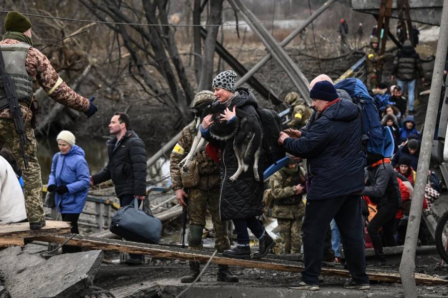 En Bilohorodka, justo en las afueras de la capital, las tropas ucranianas colocaron explosivos en el último puente que permanece en pie para frenar la ofensiva rusa.