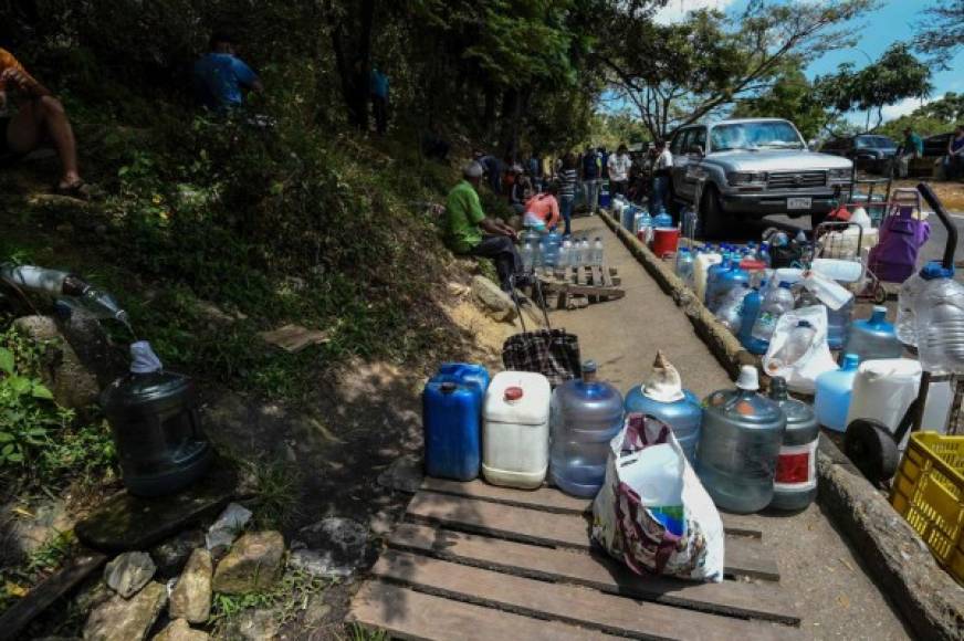 En otro sector de Caracas, cientos de personas hacían cola en tomas de agua al pie del cerro Ávila.