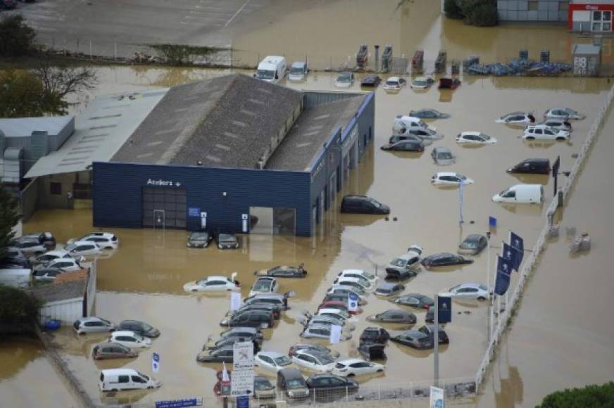 Las fuertes lluvias que provocaron graves inundaciones en el sur de Francia dejaron al menos 12 personas muertas y alcanzaron un nivel sin precedentes desde 1891, causando daños impresionantes.