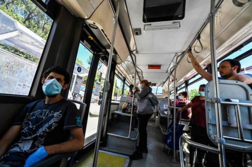 En Roma y en otras grandes ciudades, como Milán, el transporte en metro, autobuses o tranvías, ha comenzado a funcionar con solo una parte de su capacidad y los asientos marcados para indicar donde es posible sentarse y mantener las distancias, además de que las mascarillas son obligatorias.<br/>