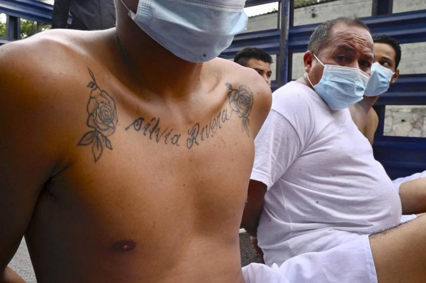 Las imágenes de la guerra contra las pandillas: Más de 50,000 detenidos en El Salvador