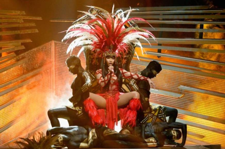 Nicki Minaj movió su trasero en el inicio de los MTV VMA 2015.