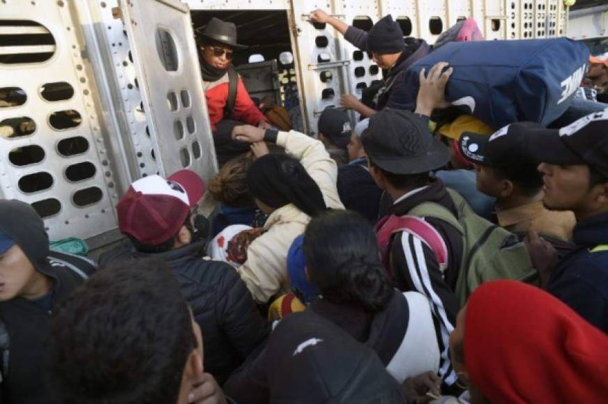 El principal contingente de la caravana de migrantes centroamericanos que busca llegar a Tijuana, fronteriza con Estados Unidos se dirige hoy hacia Guadalajara, capital del occidental estado de Jalisco, donde les esperan algunos compañeros que se adelantaron.
