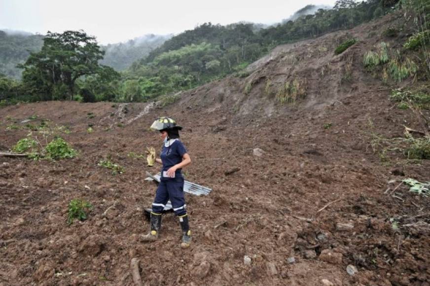 Una trabajadora de rescate busca víctimas después de un deslizamiento de tierra en Rosas. Fueron unas 8 viviendas las que fueron soterradas por el alúd.