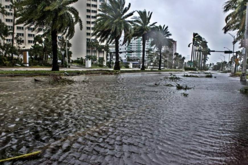 Así lucen algunas calles de Naples, aún inundadas por el paso del ciclón.