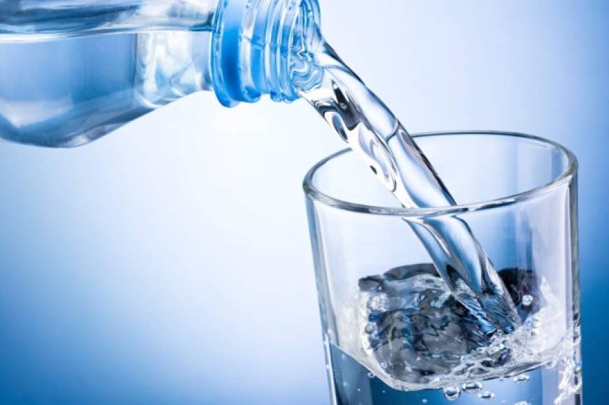 Agua: Por último, pero no menos importante. Tomar abundante agua ayuda no solo a estar hidratado, sino también a desechar los elementos que el cuerpo no necesita mediante el sudor y la orina. Por ende, es de vital ayuda al cuerpo para que, en caso de una infección, ésta no tenga mayores consecuencias.