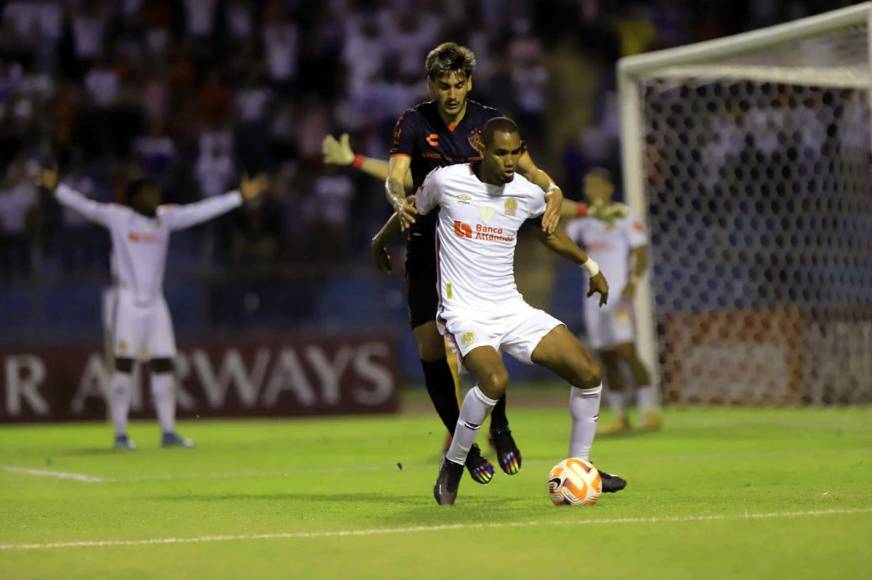 Jerry Bengtson recibió un pisotón en el área del Atlas por parte del defensa mexicano Jesús Gómez.