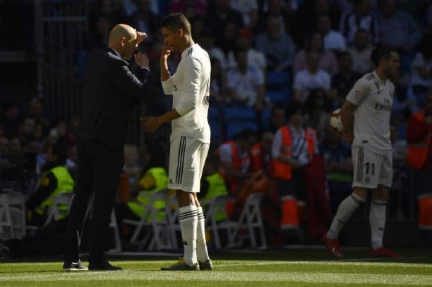 Zidane, que llevó al histórico club a ganar tres ediciones de la Liga de Campeones consecutivas (2016, 2017 y 2018), regresó de urgencia tras la llamada del presidente Florentino Pérez para resucitar a un plantel eliminado de la gran competición europea y de la Copa del Rey, y sin casi opciones en la Liga, bajo el mando de Solari.